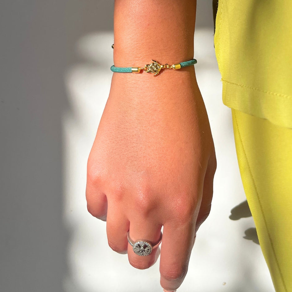 Bracelet ajustable tortue dorée sur corde verte fait main et symbolique
