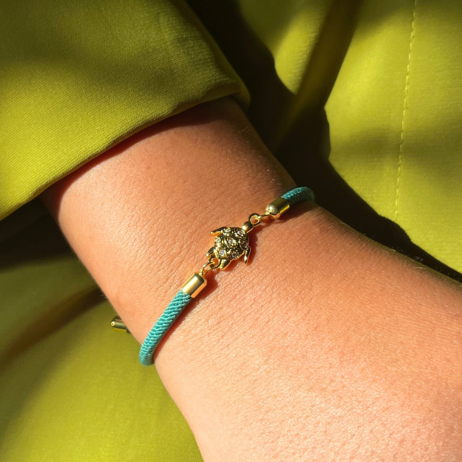 Bracelet ajustable tortue dorée sur corde verte fait main et symbolique