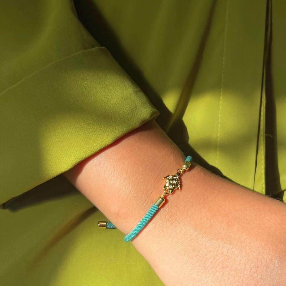 Bracelet ajustable tortue dorée sur corde verte fait main et symbolique