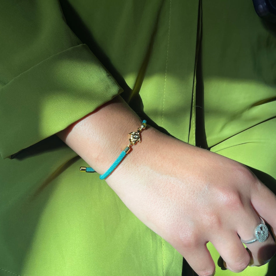 Bracelet ajustable tortue dorée sur corde verte fait main et symbolique