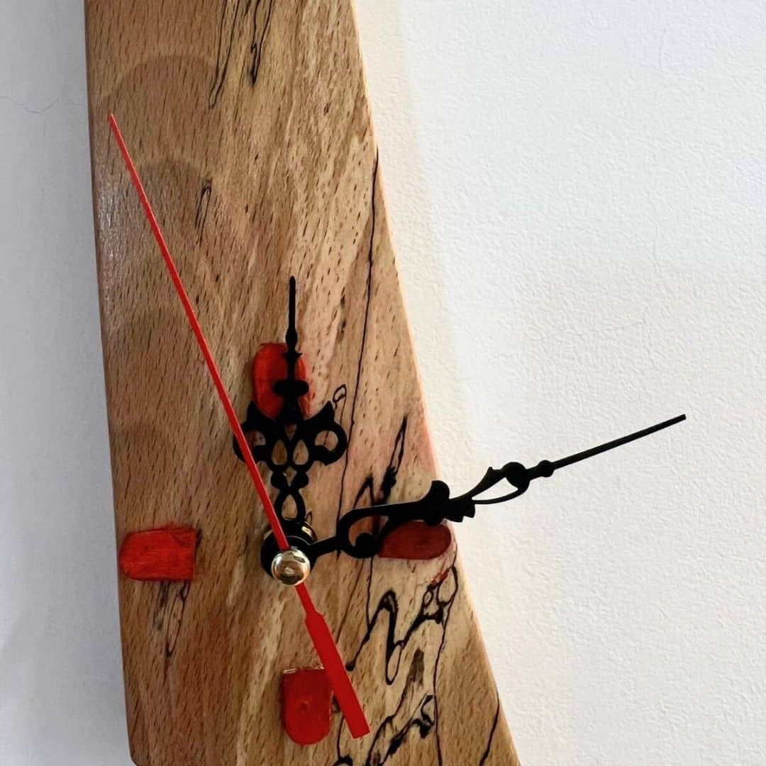 Montre en bois triangulaire