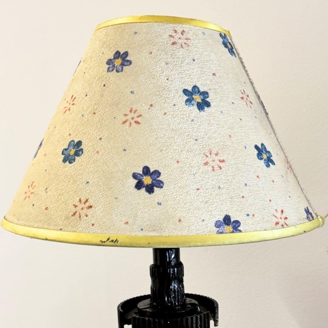 Lampadaire-avec-des-motifs-en-fleurs