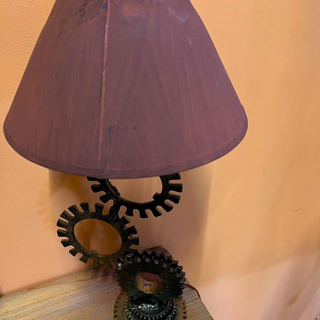 Lampadaire violet avec un pied en acier