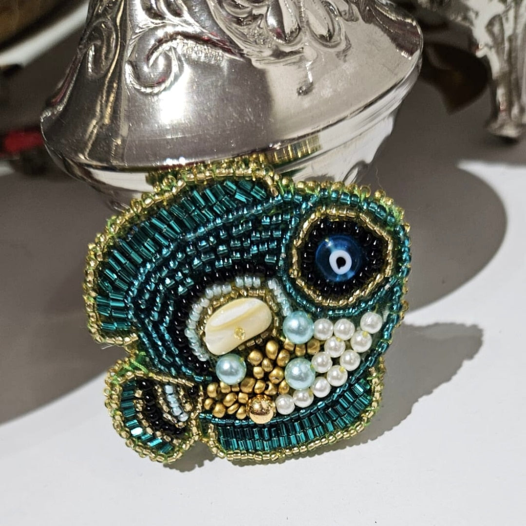 Broche Brodée Fait Main avec Perles - Motif Poussin Traditionnel