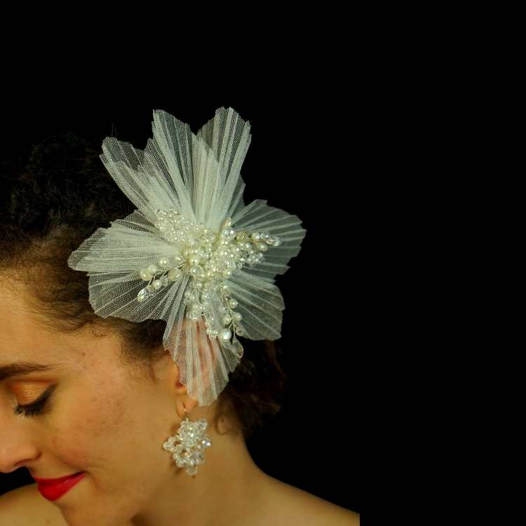 Broche blanche pour mariage , modèle fleur