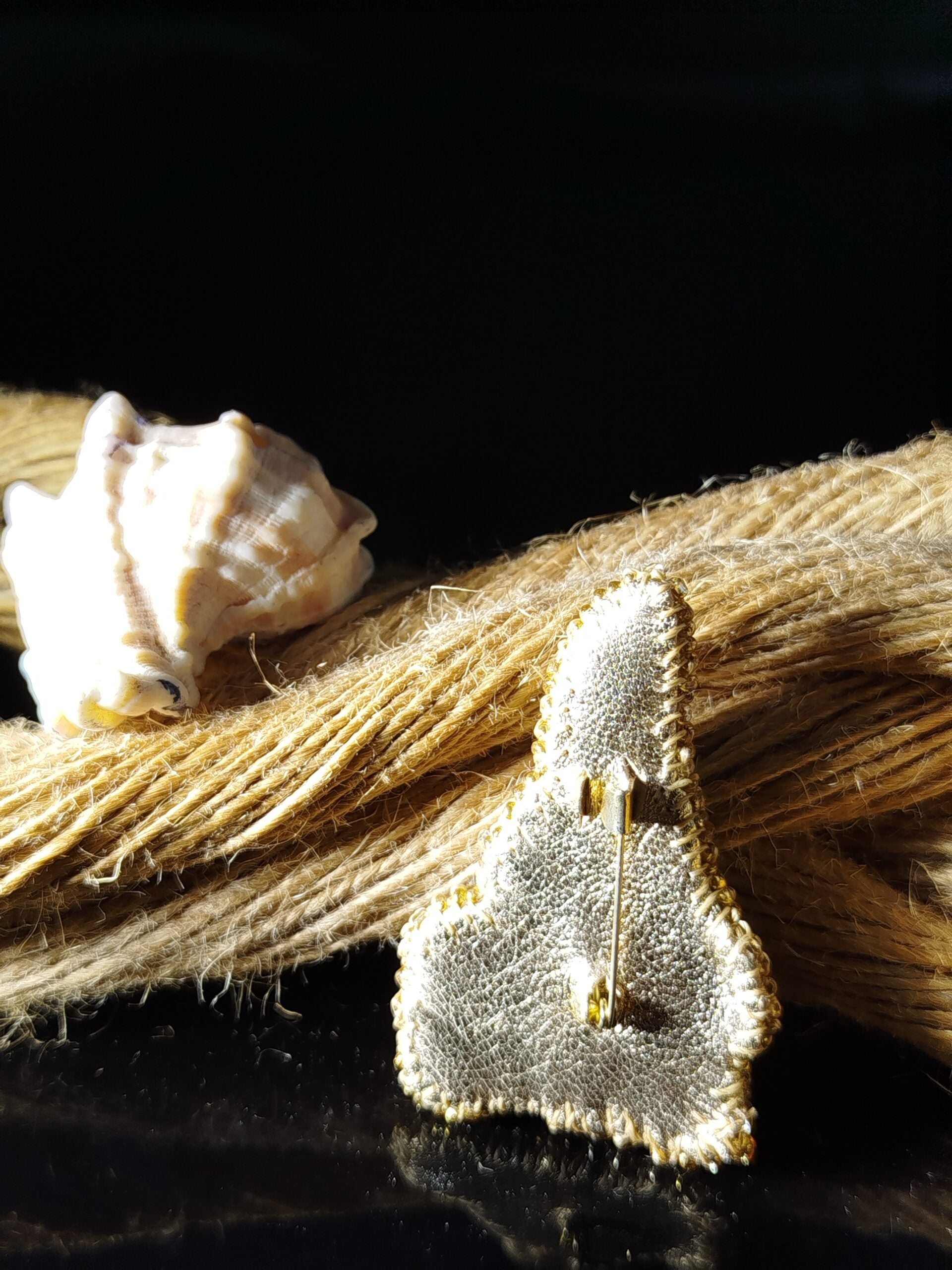 Broche multicolore artisanale élégante pour un style unique