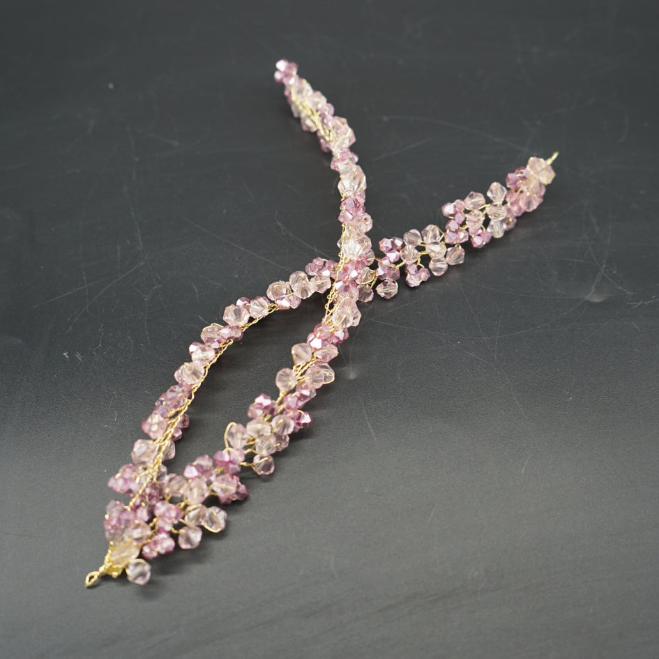 Broche florale rose en perles cristallines – Accessoire fait main pour mariage et cérémonie