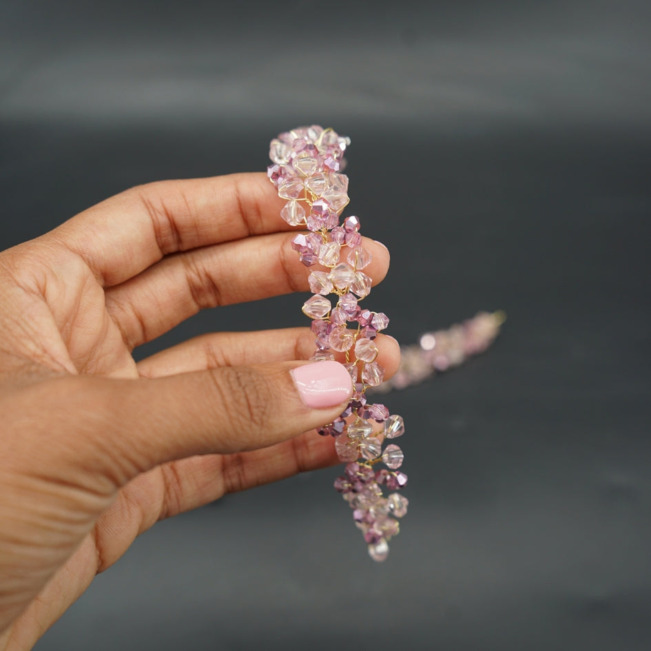 Broche florale rose en perles cristallines – Accessoire fait main pour mariage et cérémonie