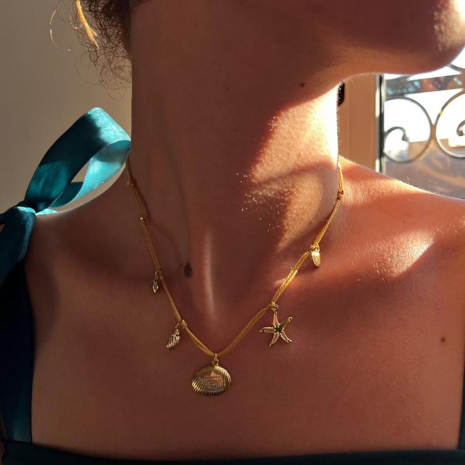 Collier coquillage dorés sur fil doré fait main