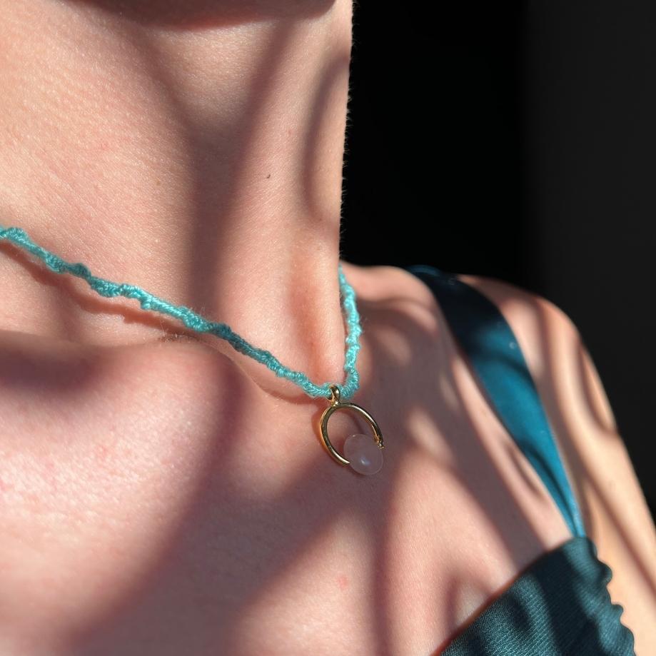 Collier lunaire pierre fine et lune croissante sur cordon tressé