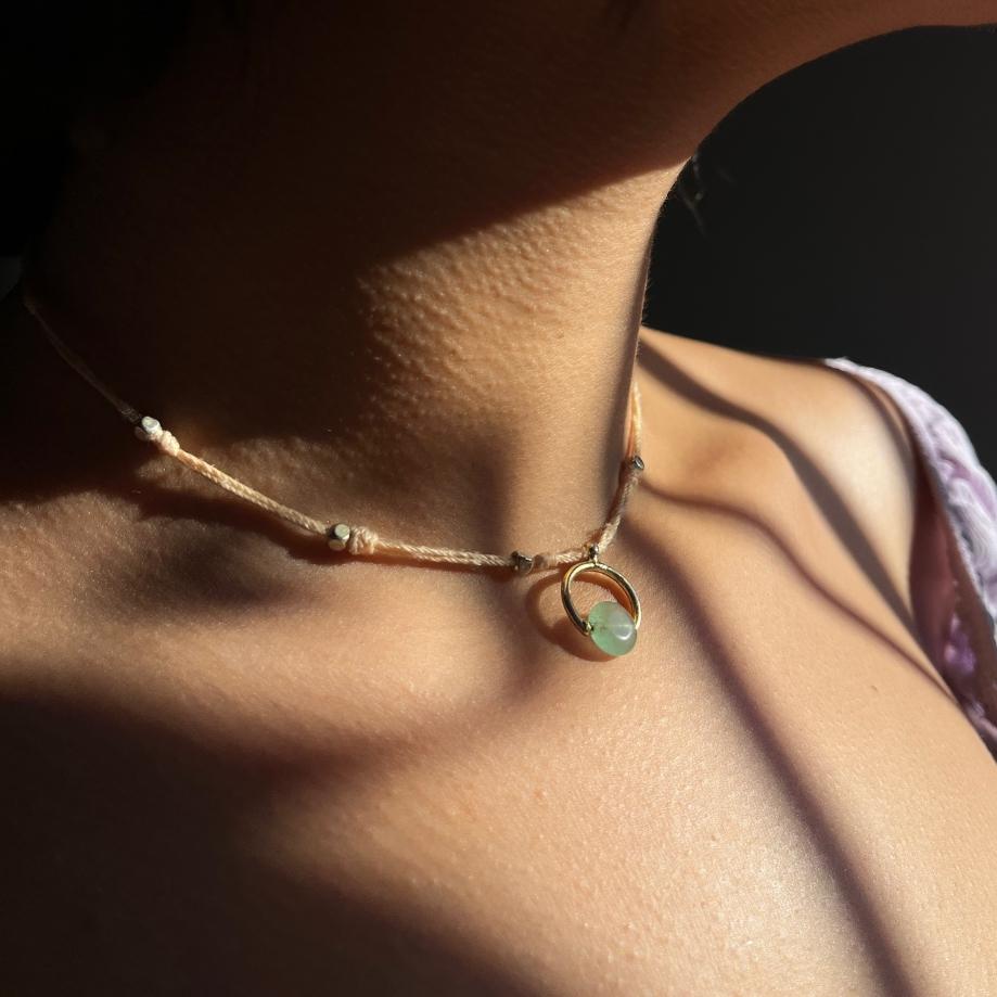 Collier lunaire pierre verte & doré bijou d’été avec cordon rose