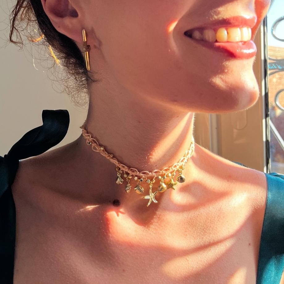 Choker crochet rose clair, pendentifs dorés étoile de mer et coquillages