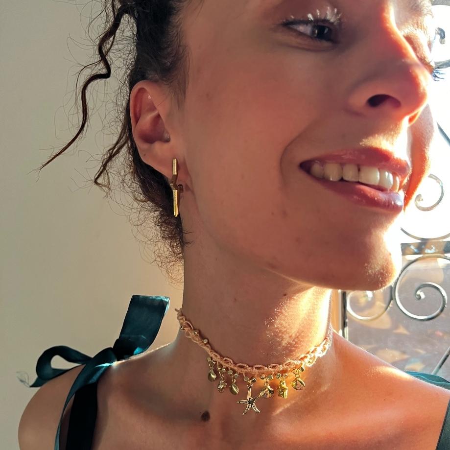 Choker crochet rose clair, pendentifs dorés étoile de mer et coquillages