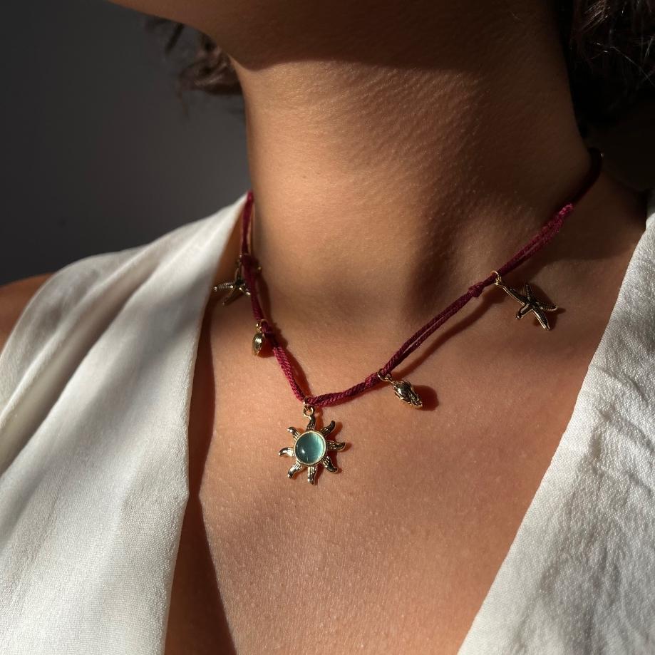 Collier bohème soleil doré pierre vert d’eau & charms marins sur fil crocheté