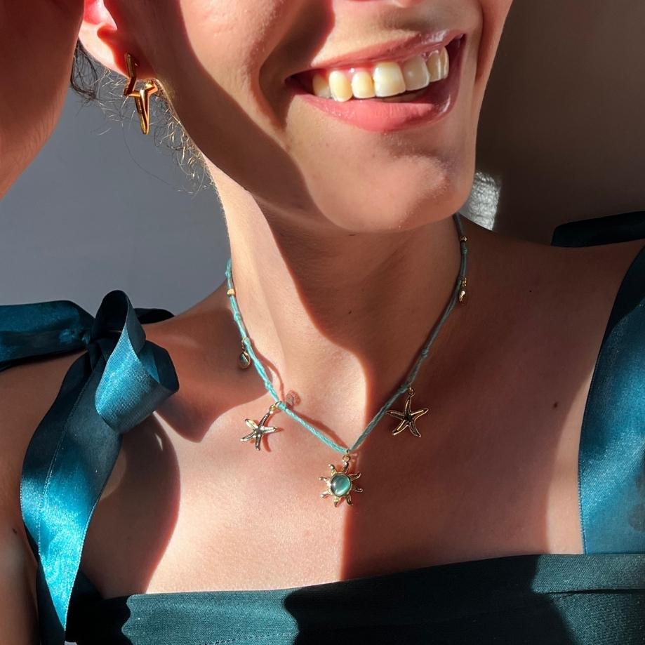 Collier solaire artisanal collier turquoise clair et charms marins dorés