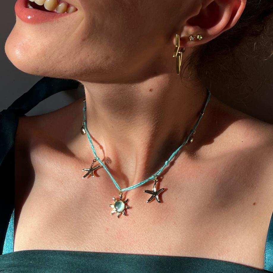 Collier solaire artisanal collier turquoise clair et charms marins dorés