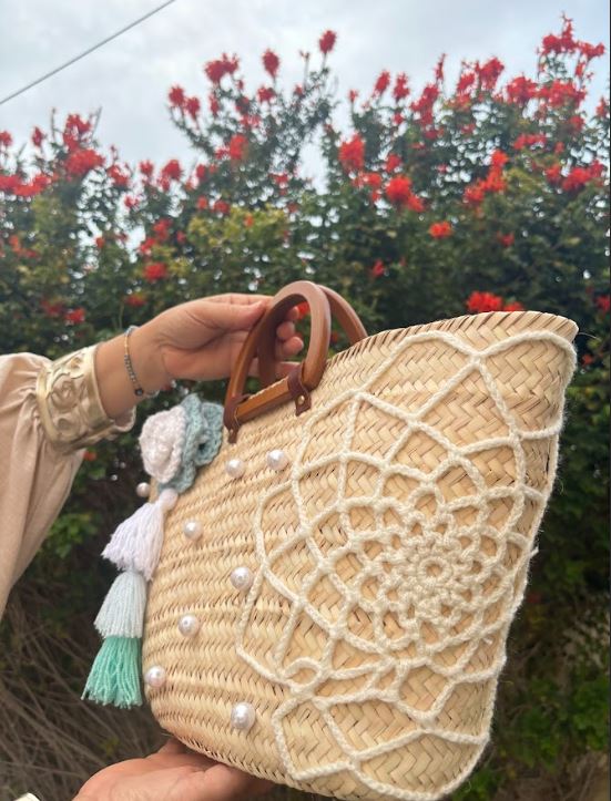 Sac Couffin Décoré – Perles, Fleurs en Crochet et Pompons