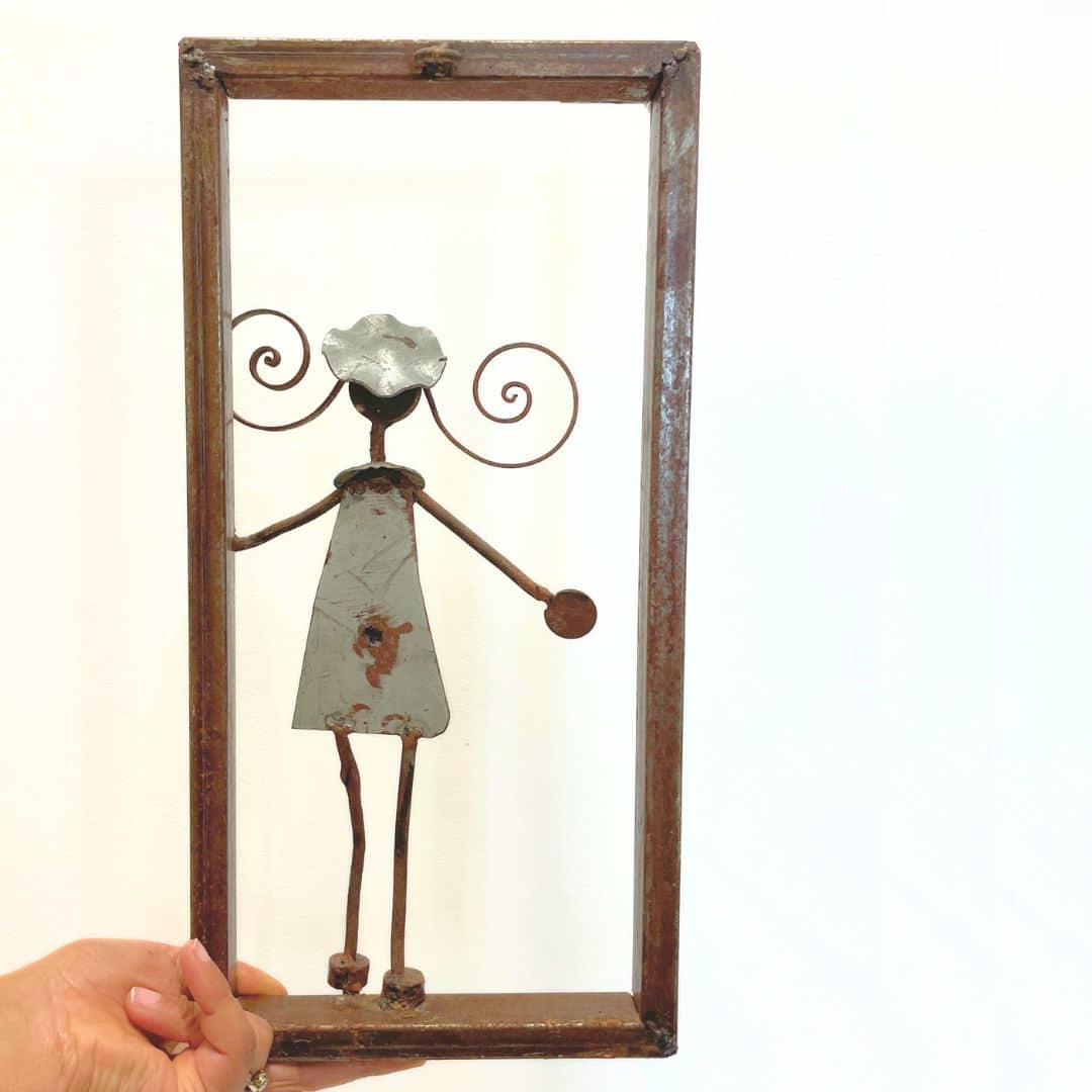 Cadre métal avec sculpture fille, création unique upcyclée