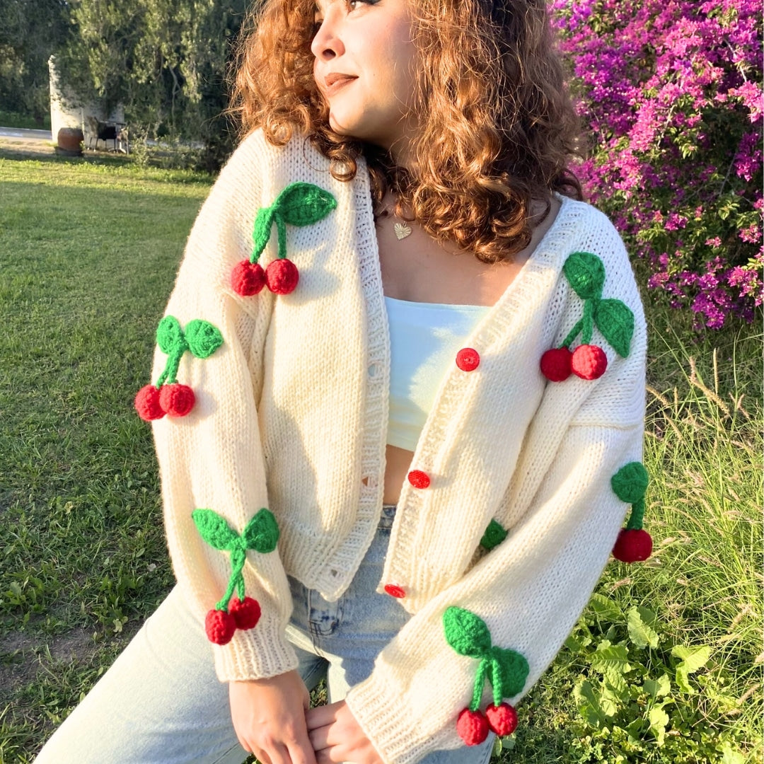 Cardigan oversize en laine avec de Cerises 3D fait à la main