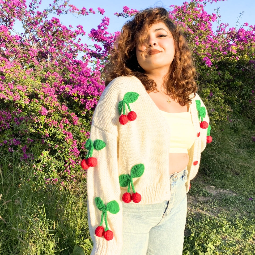 Cardigan oversize en laine avec de Cerises 3D fait à la main