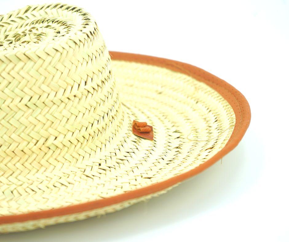 Chapeau de soleil fait mains en fibre de palmier naturelle avec ceinture en cuir "Mdhalla"