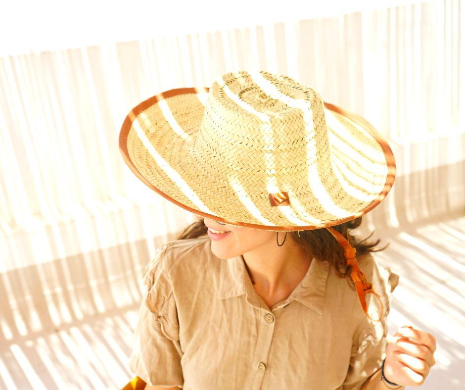 Chapeau de soleil fait mains en fibre de palmier naturelle avec ceinture en cuir "Mdhalla"