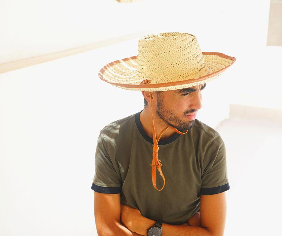 Chapeau de soleil fait mains en fibre de palmier naturelle avec ceinture en cuir "Mdhalla"