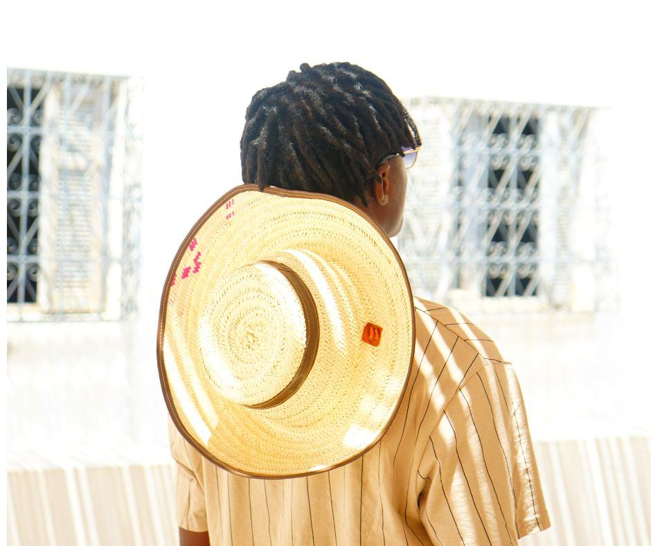 Chapeau de soleil fait mains en fibre de palmier naturelle avec ceinture en cuir "Mdhalla"