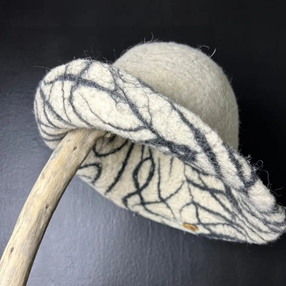 Chapeau cloche en laine feutrée au design graphique unique