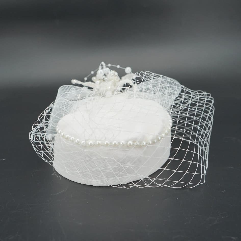 Chapeau élégant pour mariage avec voilette et perles blanc