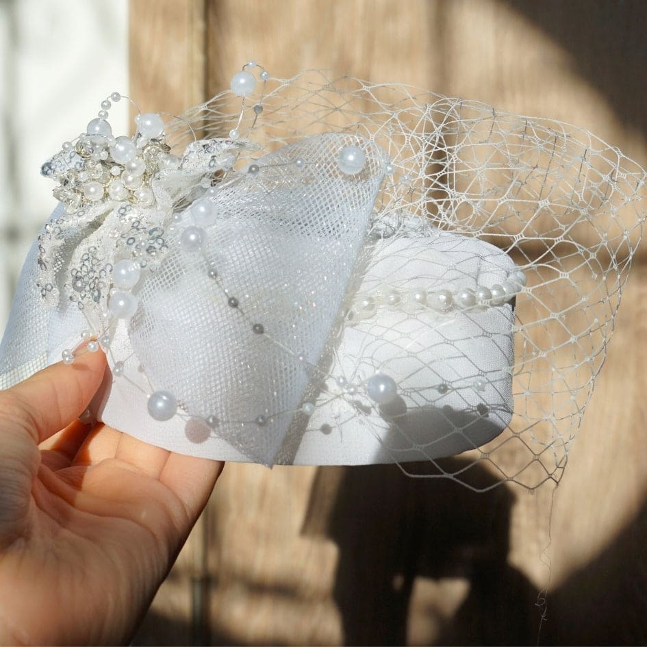 Chapeau élégant pour mariage avec voilette et perles blanc
