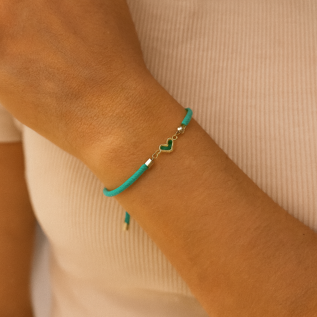 Bracelet en cordon vert avec cœur assorti