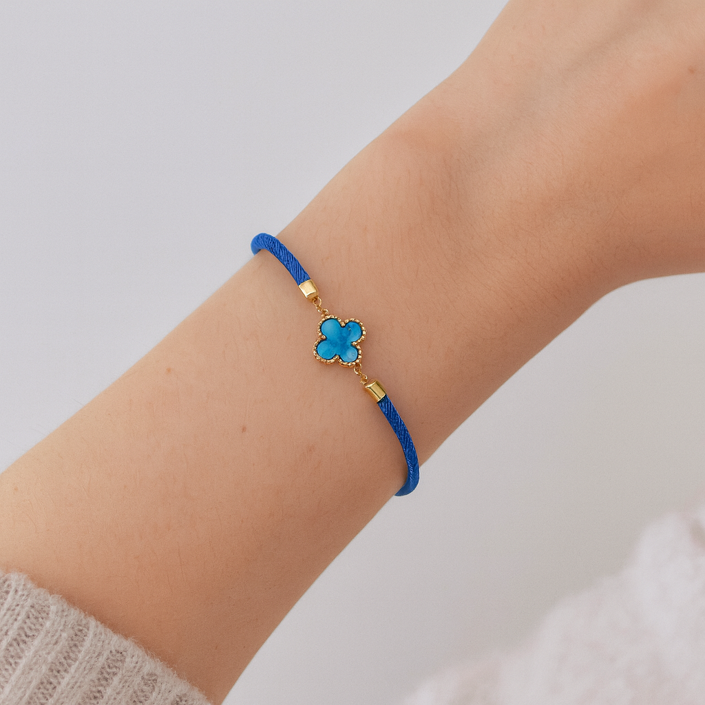 Bracelet en cordon bleu ciel avec trèfle assorti