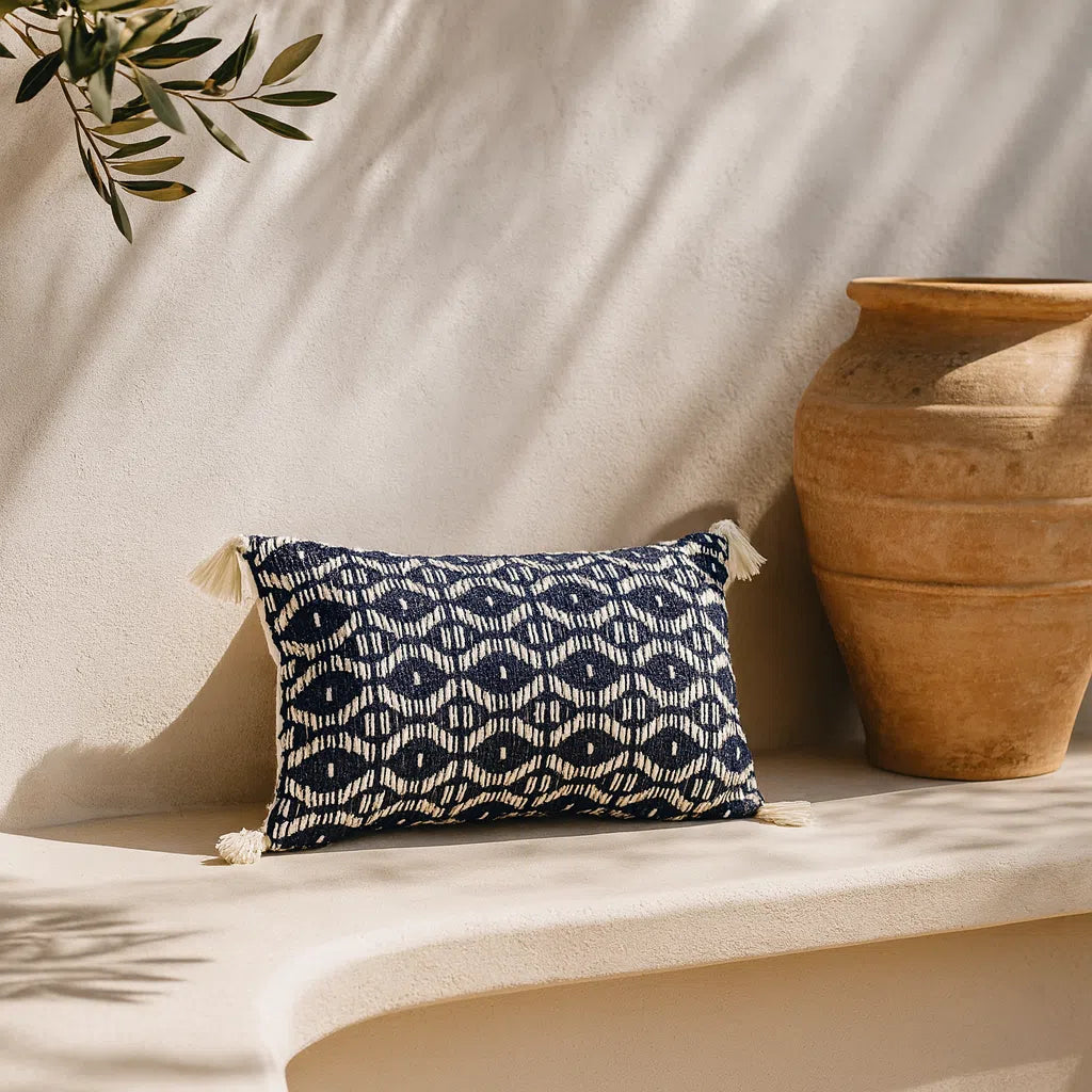 Coussin Tressé bleu et blanc – Pompons Blancs – 30×50 cm