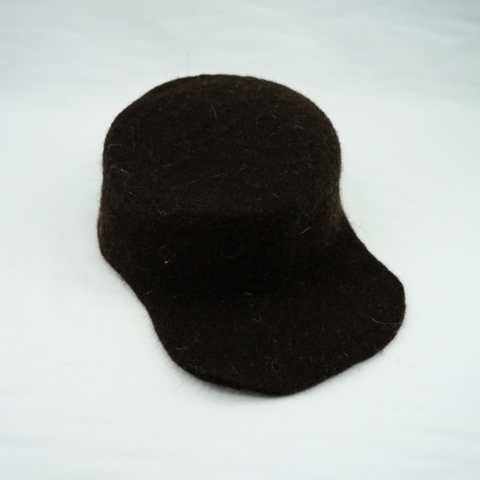 Chéchia noire moderne avec visière