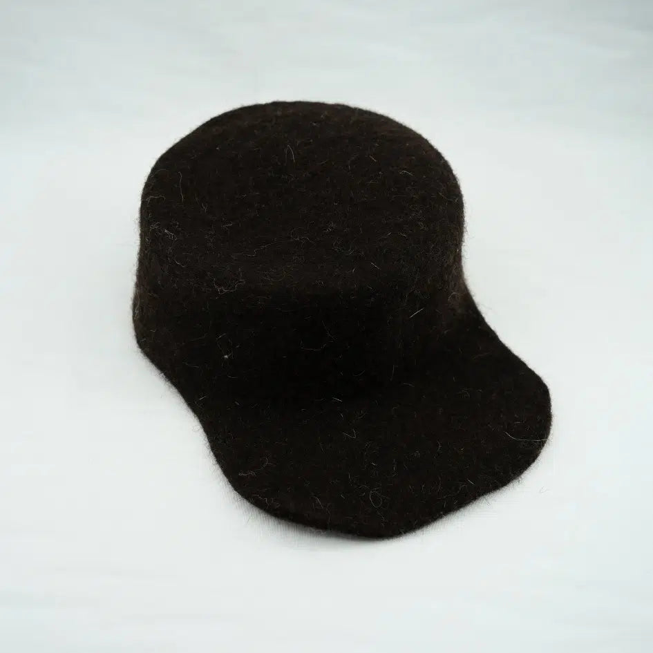 Chéchia noire moderne avec visière