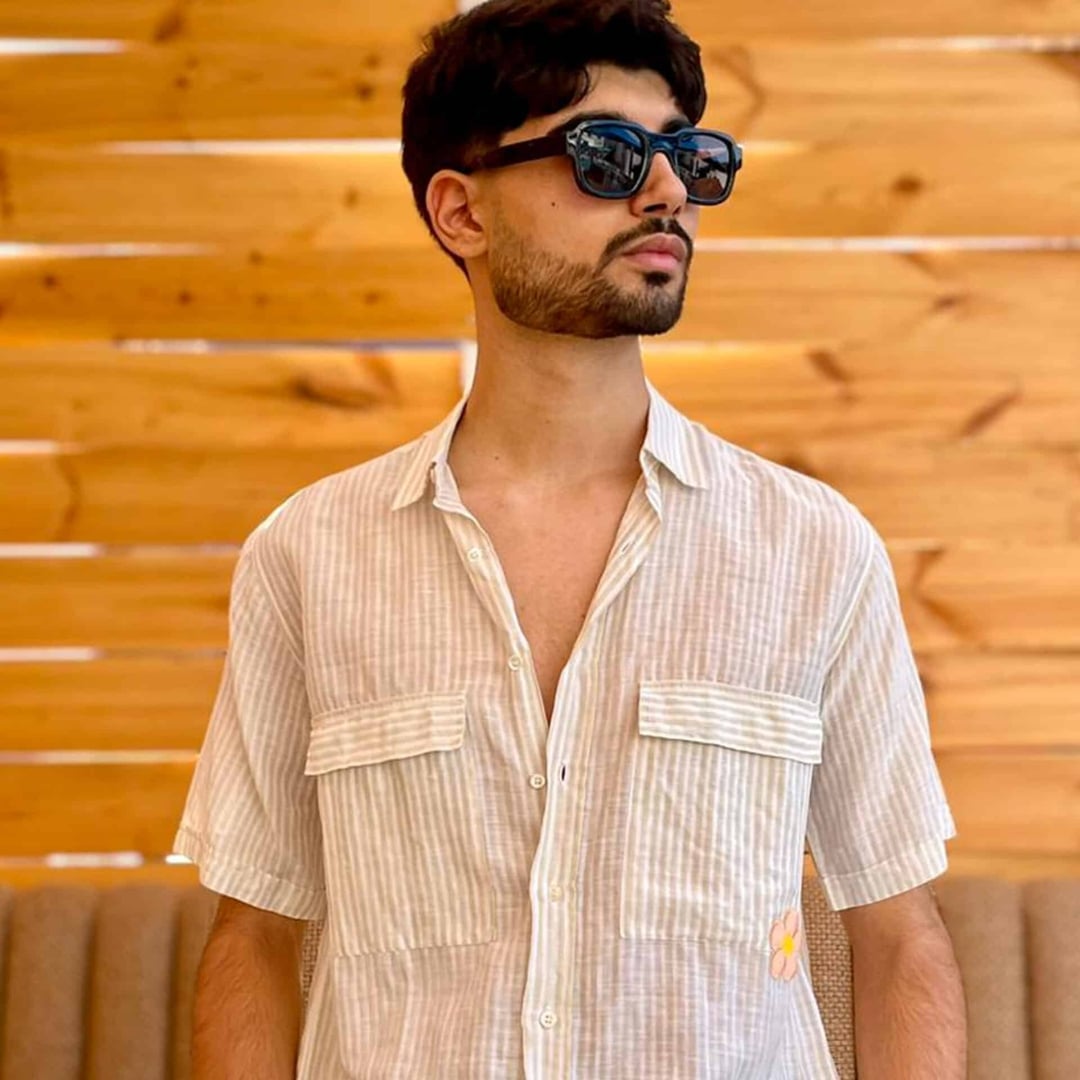 Chemise unisexe radiant à rayures beige et blanc avec broderie fleur