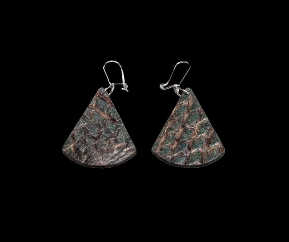 Boucles d'oreilles en cuir de peau de saumon "Classic shape Purpura"