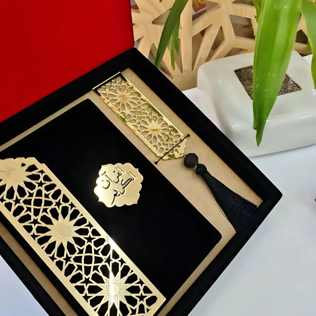 Coffret coran en velours avec marque-page doré (26x26 cm)