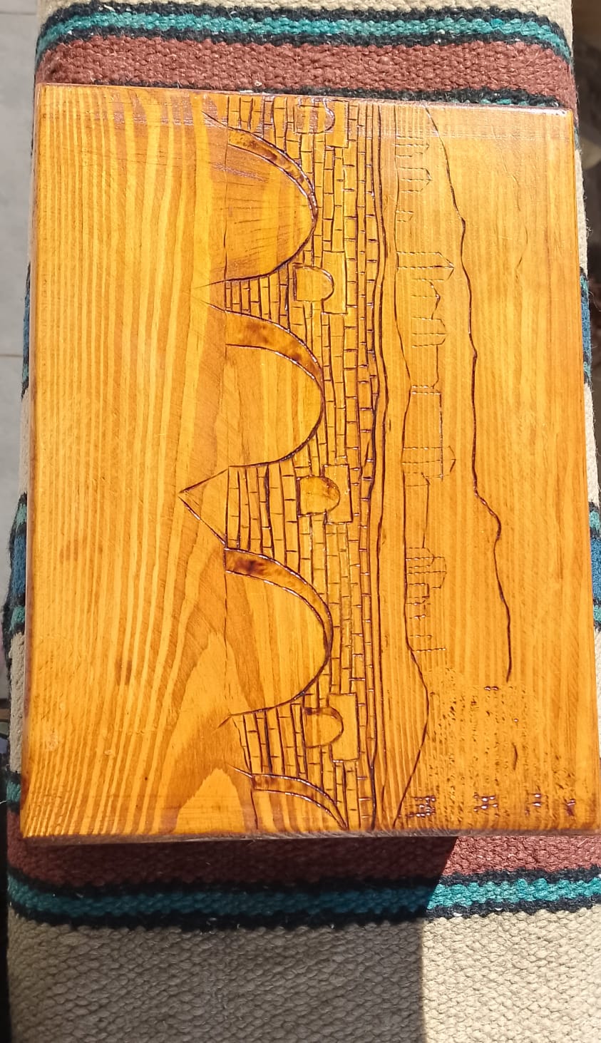 Coffret en bois fait main gravé au fer sur bois de pin contreplaqué (pyrogravure)