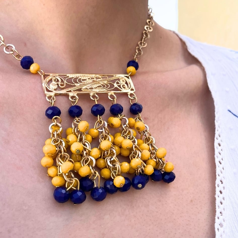 Collier traditionnelle tunisienne en doré avec des perles en jaune et bleu