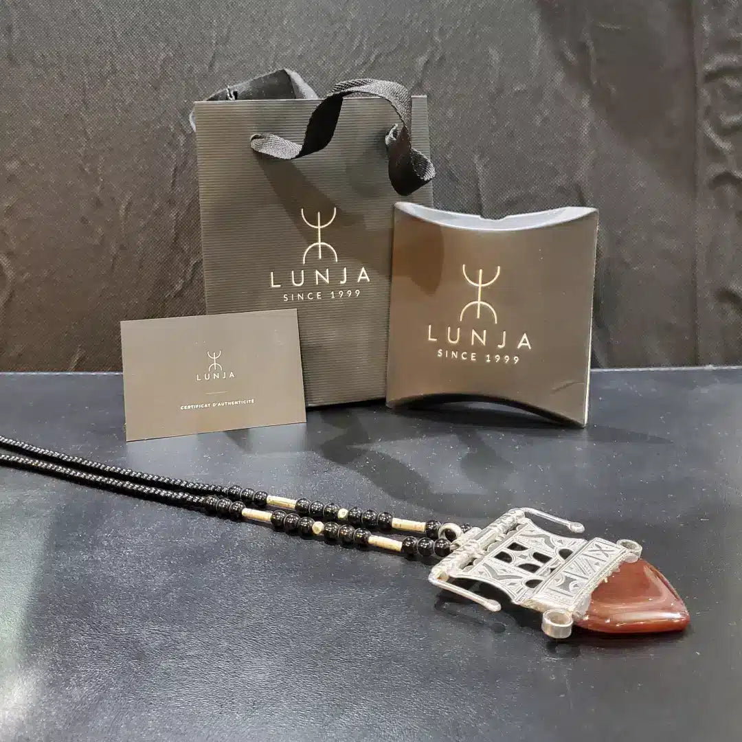 Collier Agadez cornaline piéce unique (Taille grande et petite)