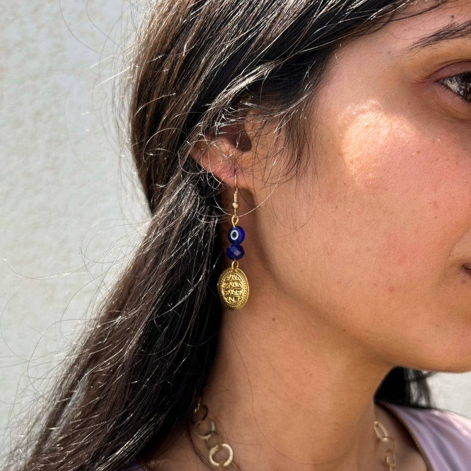 Set en doré avec des perles en bleu "Collier et boucles d'oreilles"