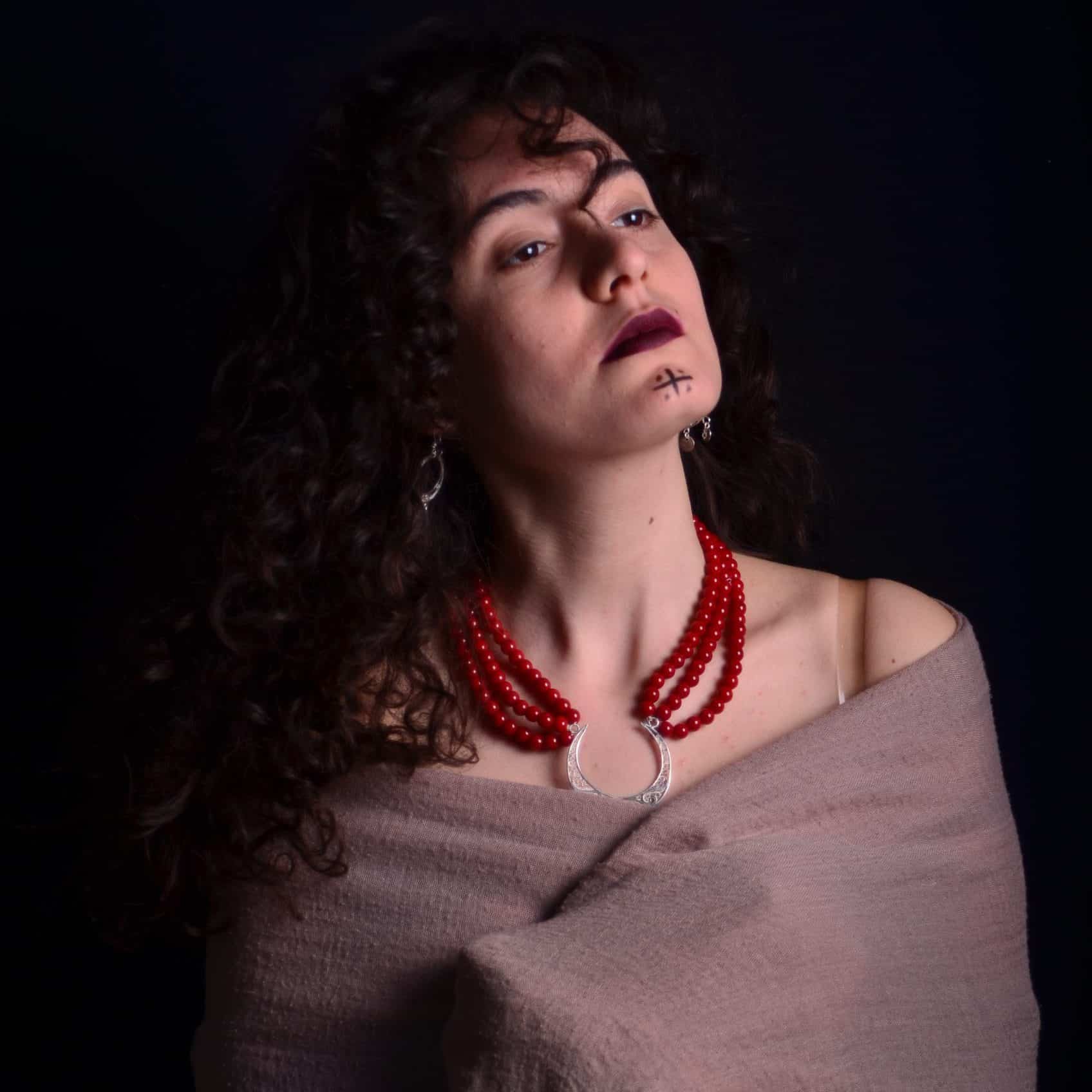 Collier en argent filigrane fait-main avec charnière fine et zircone cubique rouge