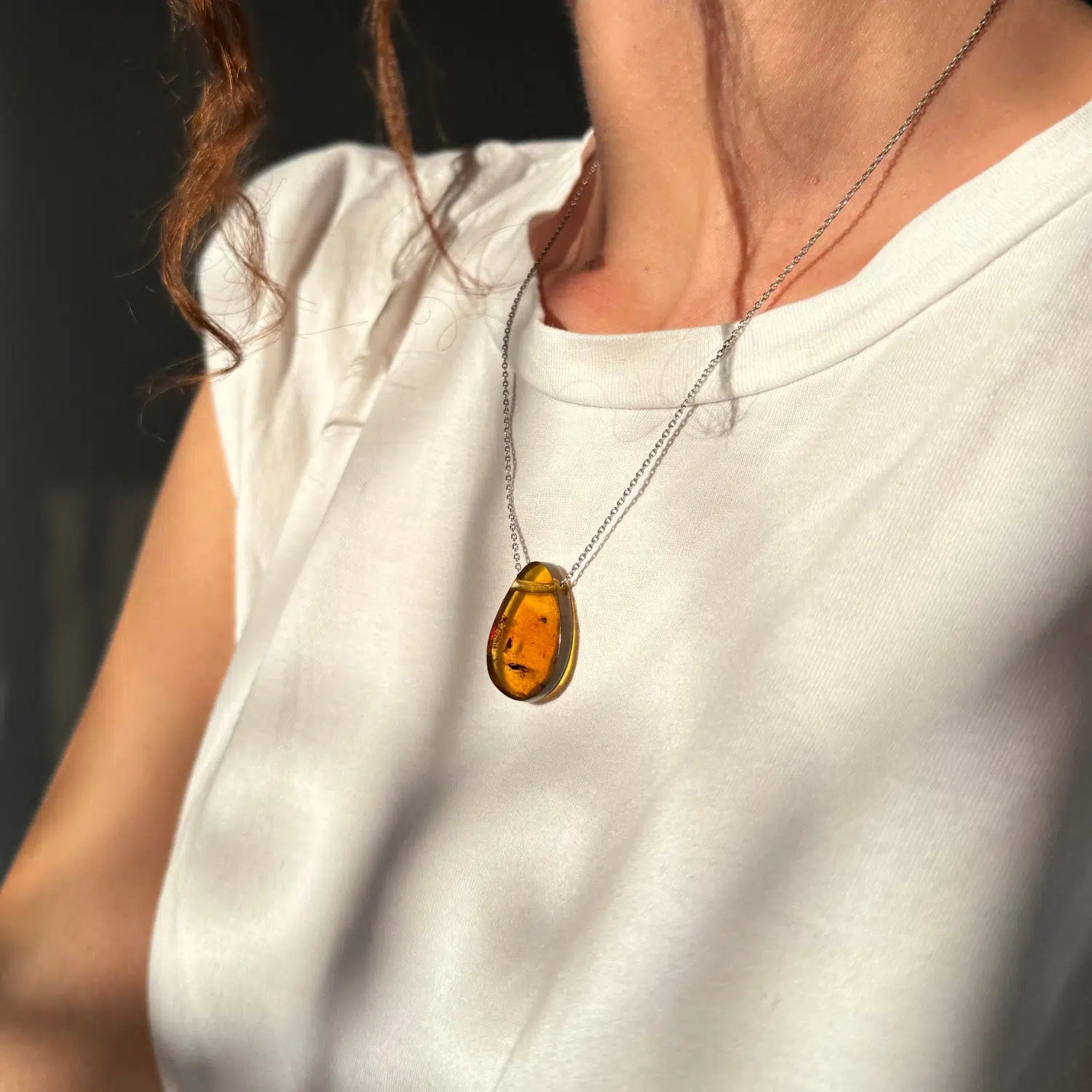 Collier Ambre véritable avec inclusions d'insectes forme de larme