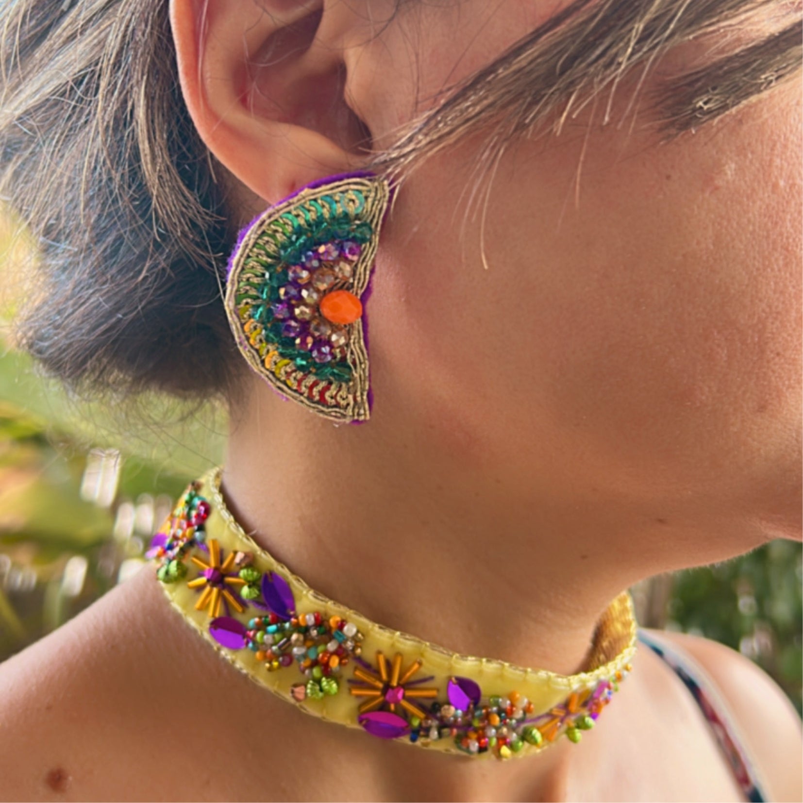 Collier brodé sur velours