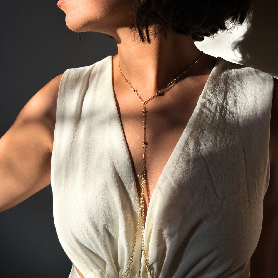 Collier chaîne fine dorée bijou de corps fait main avec perles décoratives