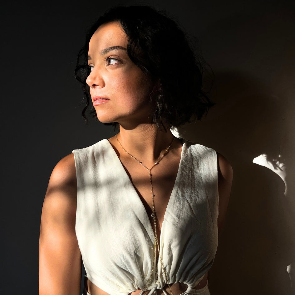 Collier chaîne fine dorée bijou de corps fait main avec perles décoratives