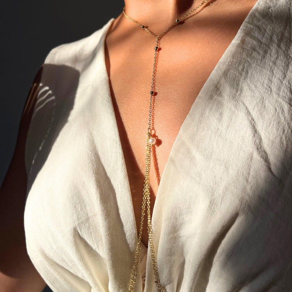 Collier chaîne fine dorée bijou de corps fait main avec perles décoratives