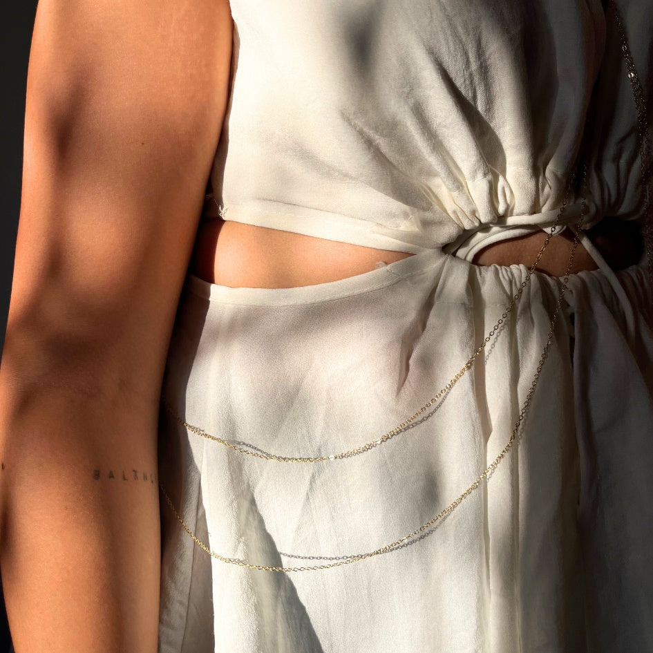 Collier chaîne fine dorée bijou de corps fait main avec perles décoratives